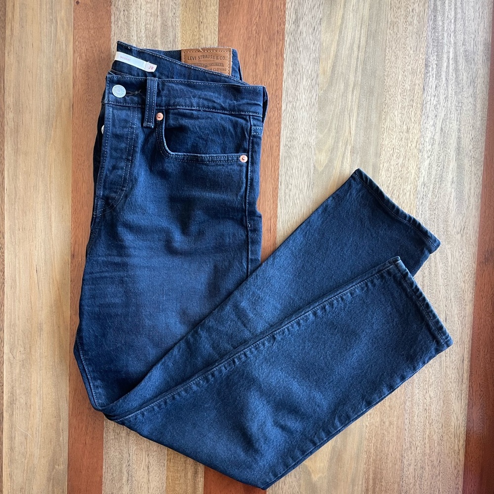 Like New Levi’s size 28 black wedgie straight leg jeans